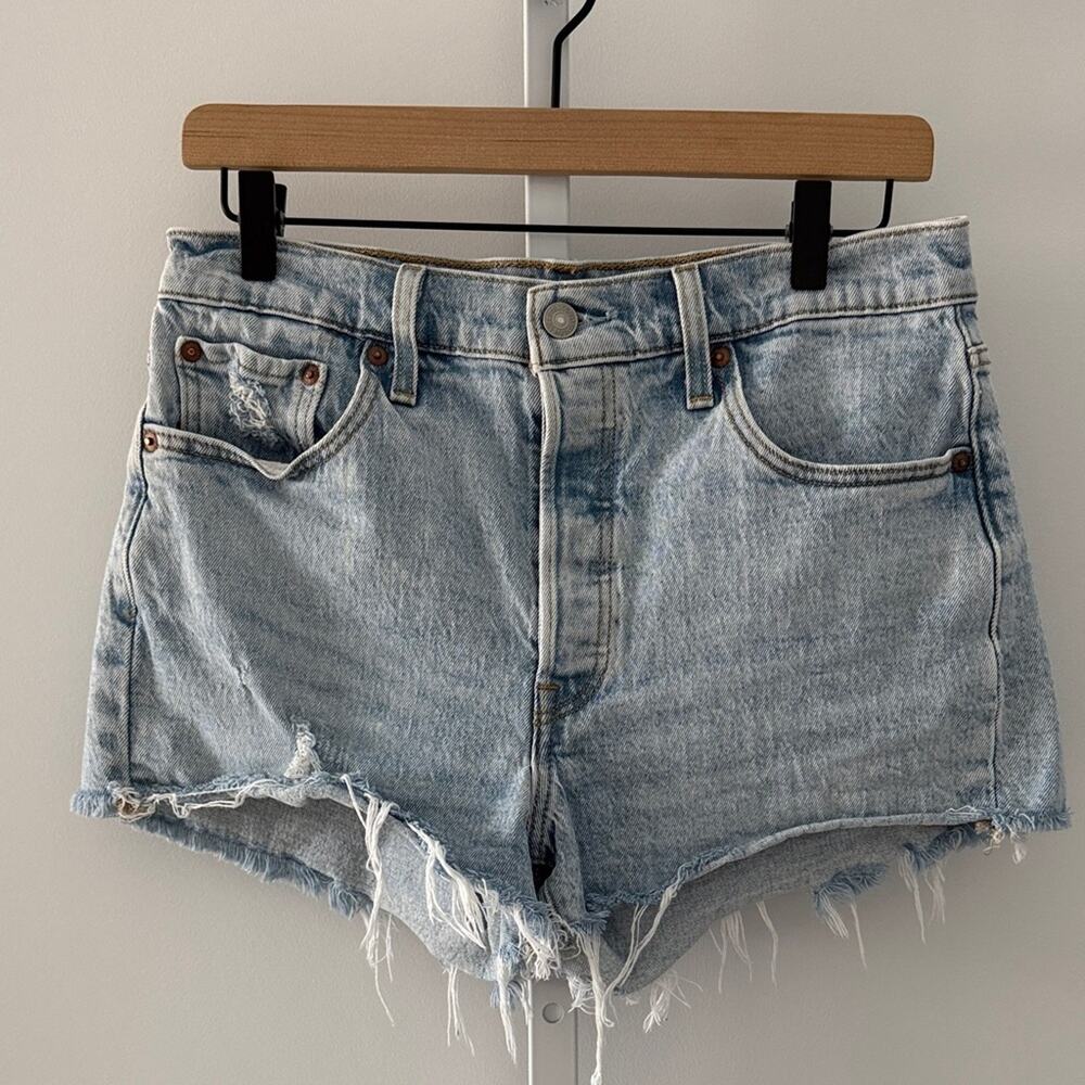 LEVI’S light wash distressed denim jean cutoff shorts size 29